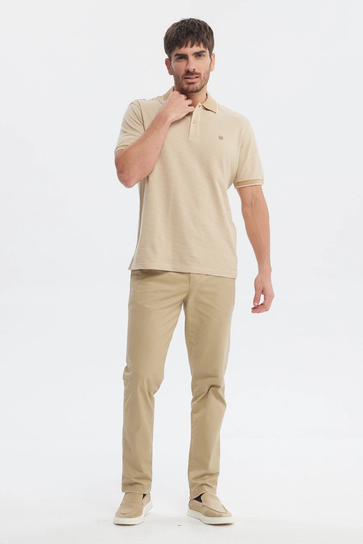 Polera hombre beige con rayas delgadas y logo bordado en el pecho estilo casual y moderno ideal para cualquier ocasión