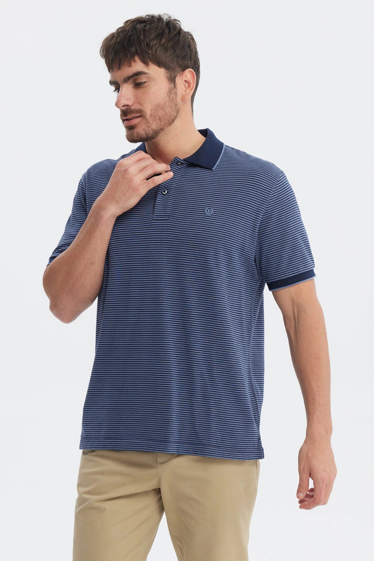 Polera pique azul marino con rayas finas y logo pequeño en el pecho prenda lisa y elegante ideal para el día a día
