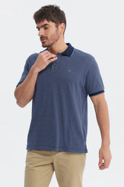 Polera pique azul marino con rayas finas y logo pequeño en el pecho prenda lisa y elegante ideal para el día a día