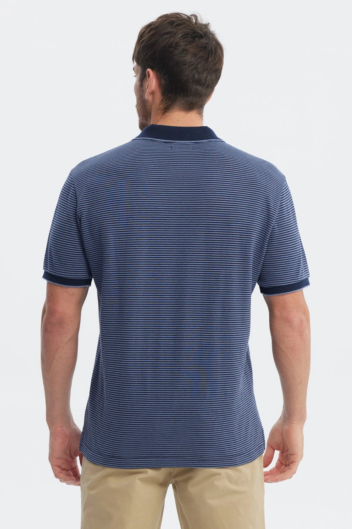Polera pique azul marino con rayas finas y logo pequeño en el pecho prenda lisa y elegante ideal para el día a día
