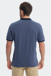 Polera pique azul marino con rayas finas y logo pequeño en el pecho prenda lisa y elegante ideal para el día a día