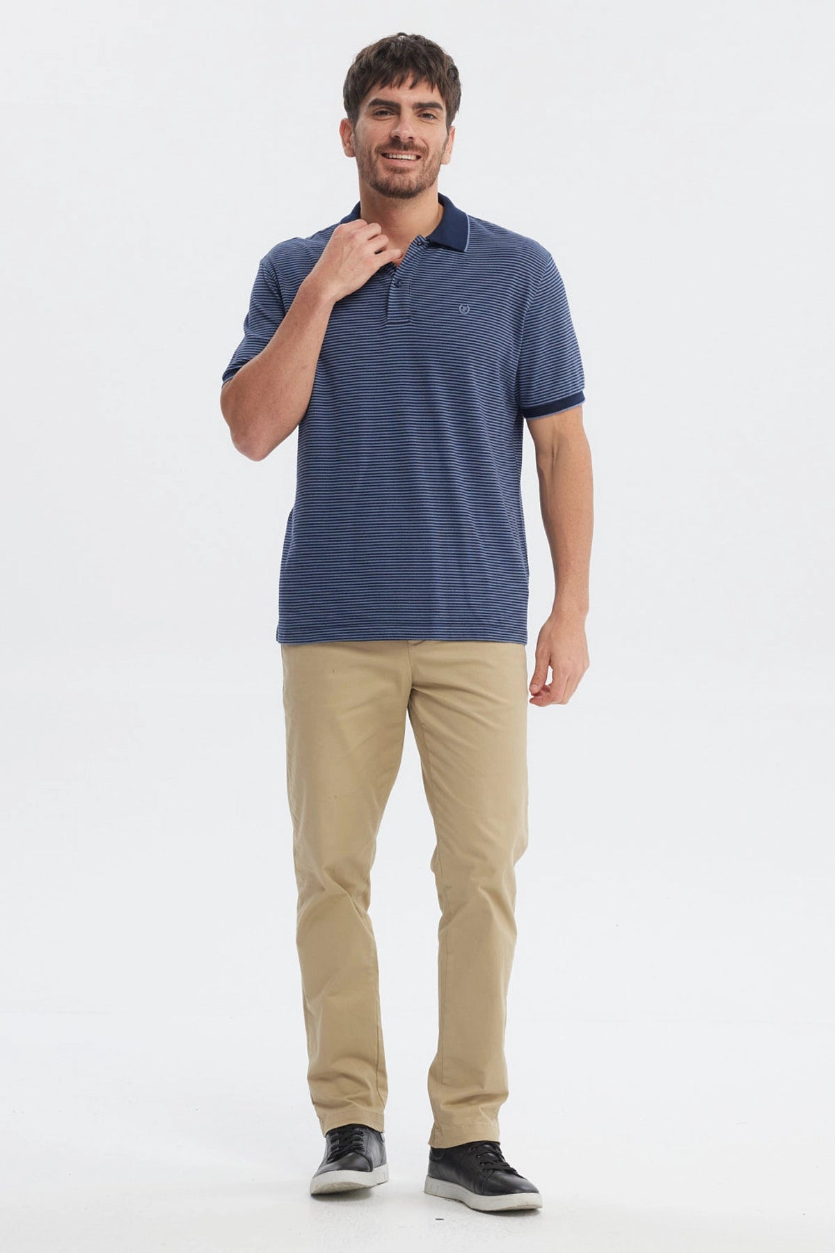 Polera pique azul marino con rayas finas y logo pequeño en el pecho prenda lisa y elegante ideal para el día a día