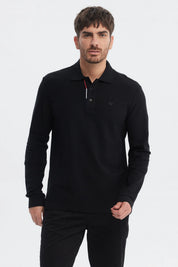 Polera negra de manga larga con cuello polo lisa sin estampa ideal para un look casual y sofisticado
