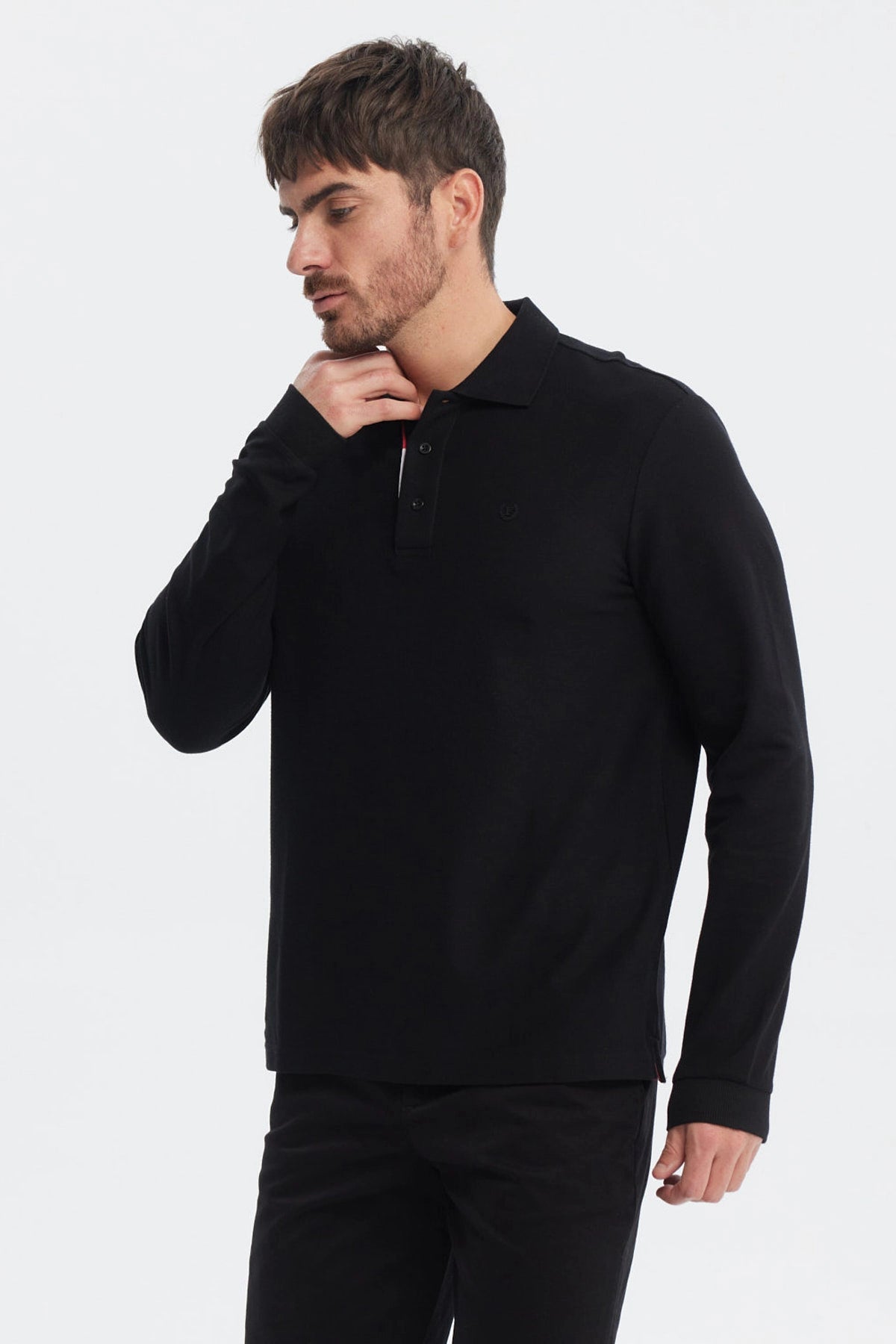 Polera negra de manga larga con cuello polo lisa sin estampa ideal para un look casual y sofisticado