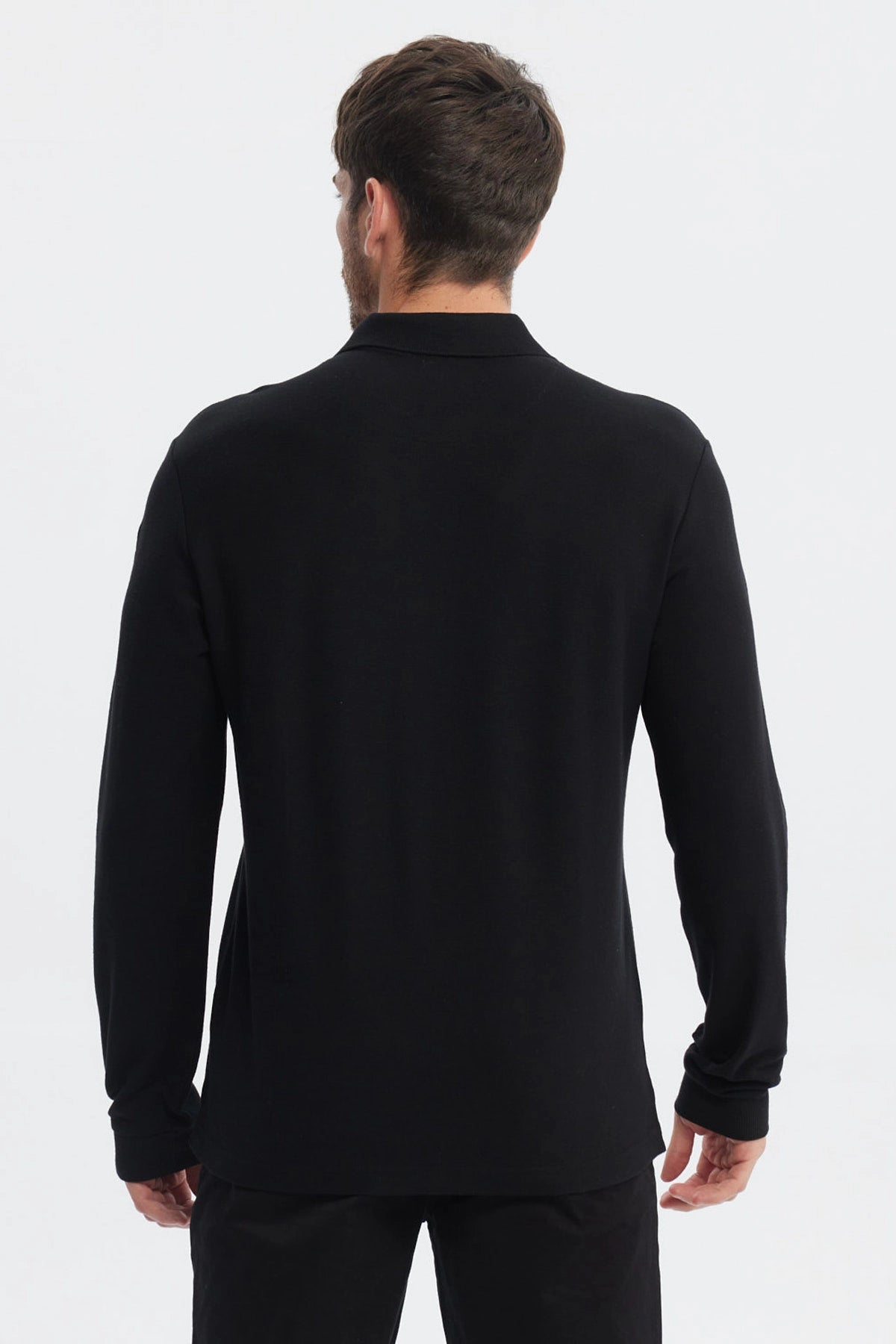 Polera negra de manga larga con cuello polo lisa sin estampa ideal para un look casual y sofisticado