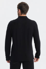 Polera negra de manga larga con cuello polo lisa sin estampa ideal para un look casual y sofisticado