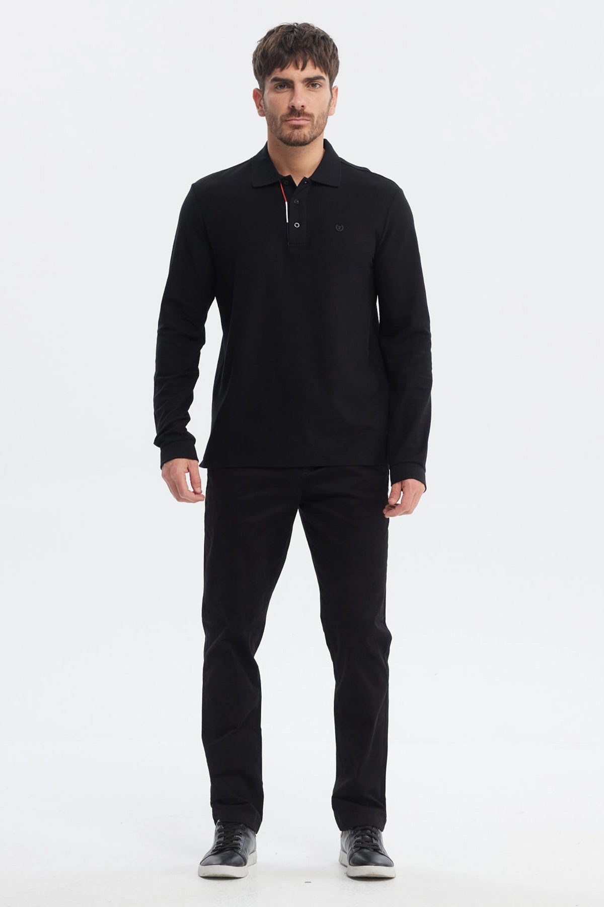Polera negra de manga larga con cuello polo lisa sin estampa ideal para un look casual y sofisticado
