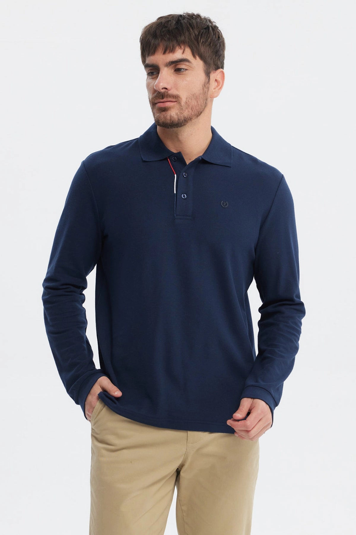 Polera hombre azul marino lisa con cuello polo y detalles de silicona en el pecho diseño clásico elegante y versátil