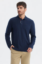 Polera hombre azul marino lisa con cuello polo y detalles de silicona en el pecho diseño clásico elegante y versátil