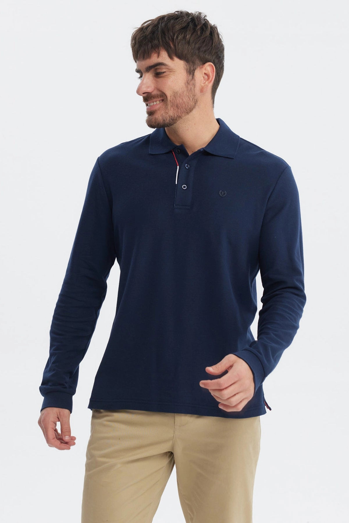 Polera hombre azul marino lisa con cuello polo y detalles de silicona en el pecho diseño clásico elegante y versátil