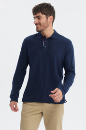 Polera hombre azul marino lisa con cuello polo y detalles de silicona en el pecho diseño clásico elegante y versátil