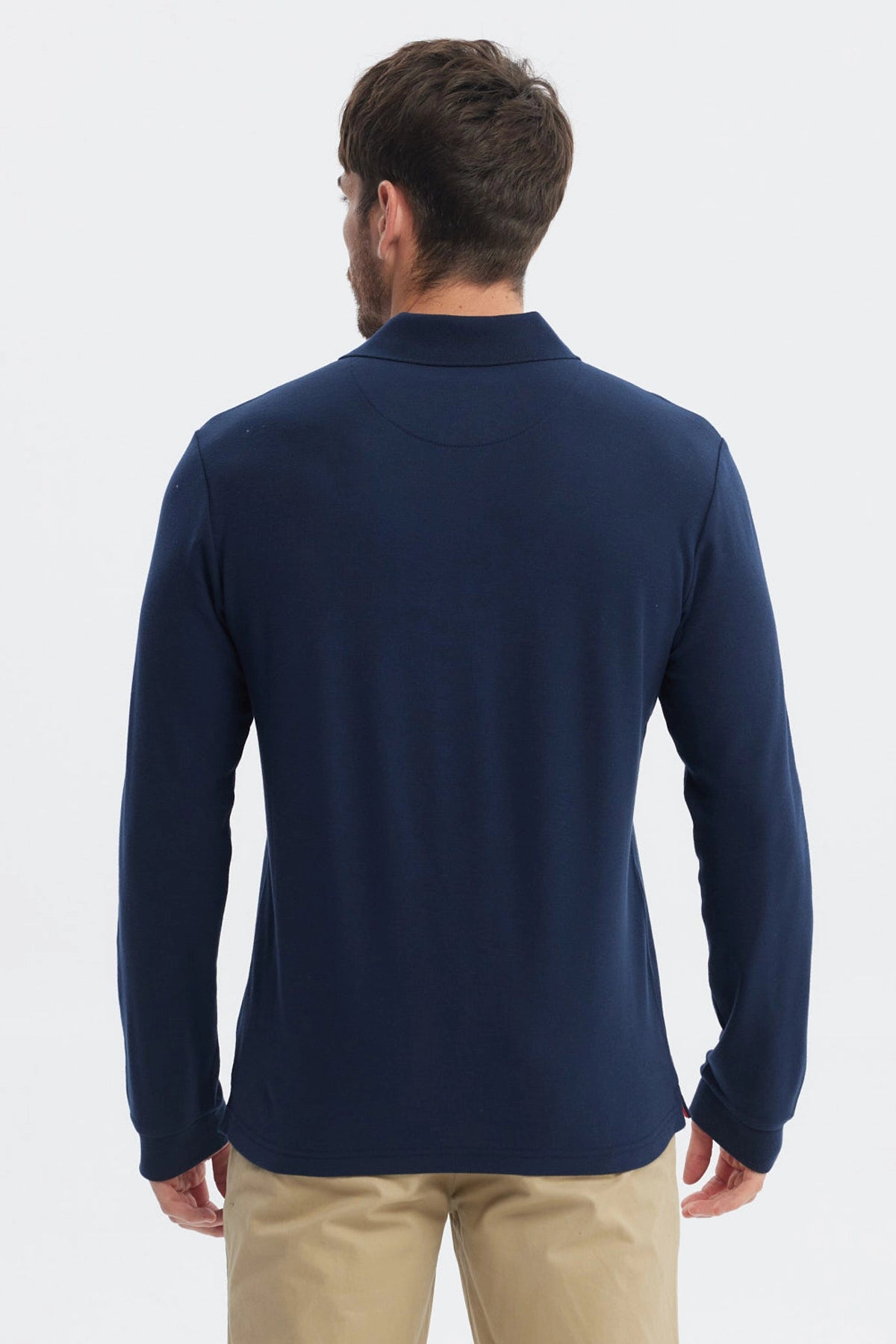 Polera hombre azul marino lisa con cuello polo y detalles de silicona en el pecho diseño clásico elegante y versátil
