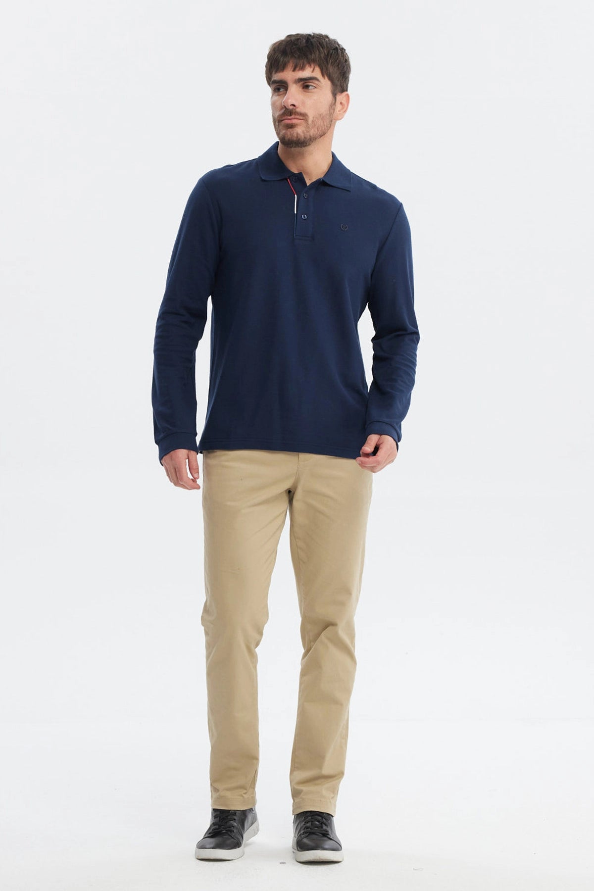 Polera hombre azul marino lisa con cuello polo y detalles de silicona en el pecho diseño clásico elegante y versátil