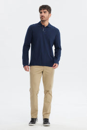 Polera hombre azul marino lisa con cuello polo y detalles de silicona en el pecho diseño clásico elegante y versátil