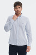 Camisa slim celeste para hombre con diseño de cuadros pequeños sin estampa visible