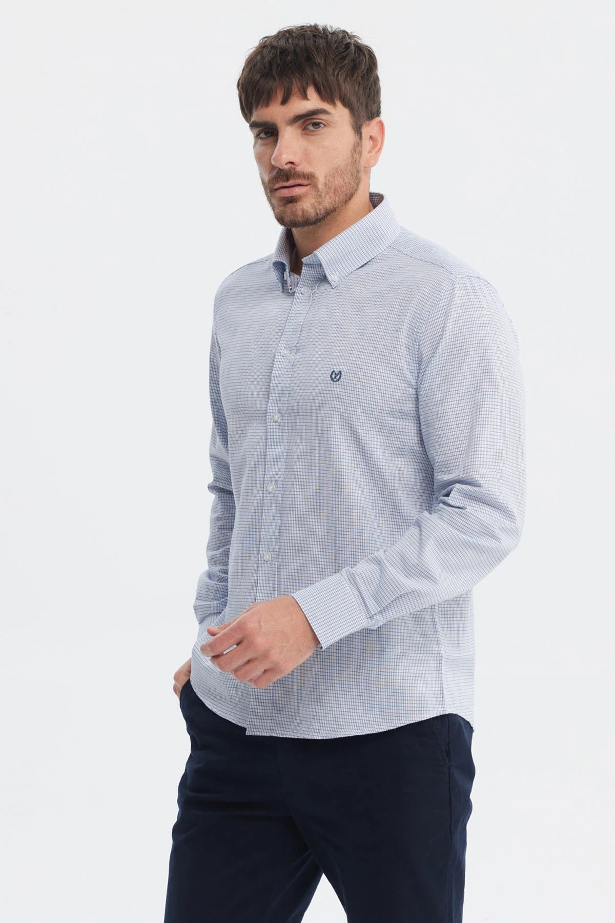 Camisa slim celeste para hombre con diseño de cuadros pequeños sin estampa visible