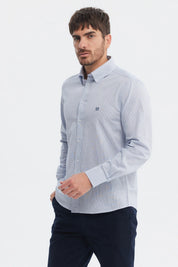 Camisa slim celeste para hombre con diseño de cuadros pequeños sin estampa visible