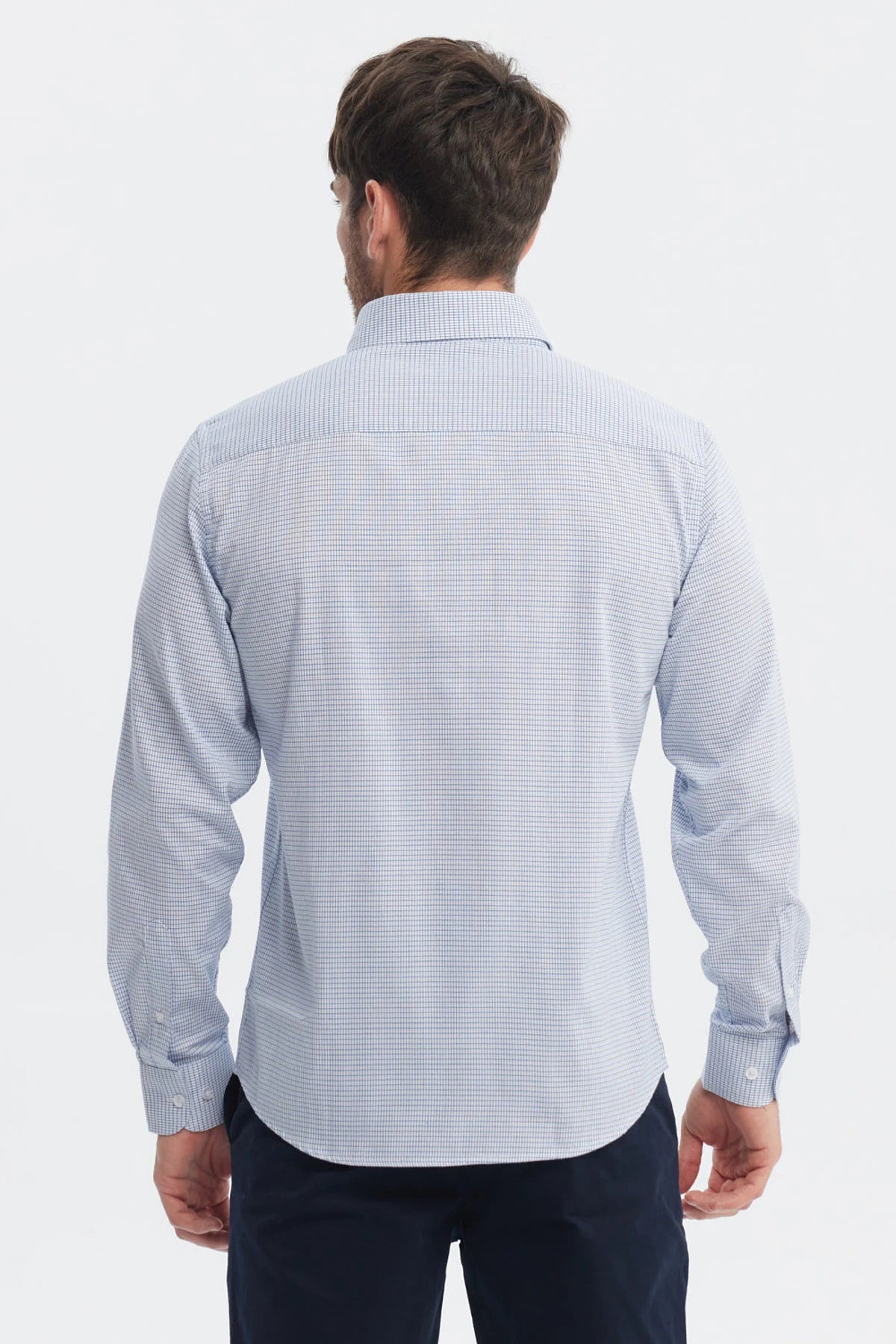 Camisa slim celeste para hombre con diseño de cuadros pequeños sin estampa visible