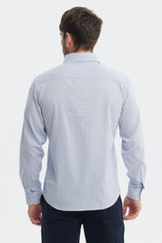 Camisa slim celeste para hombre con diseño de cuadros pequeños sin estampa visible