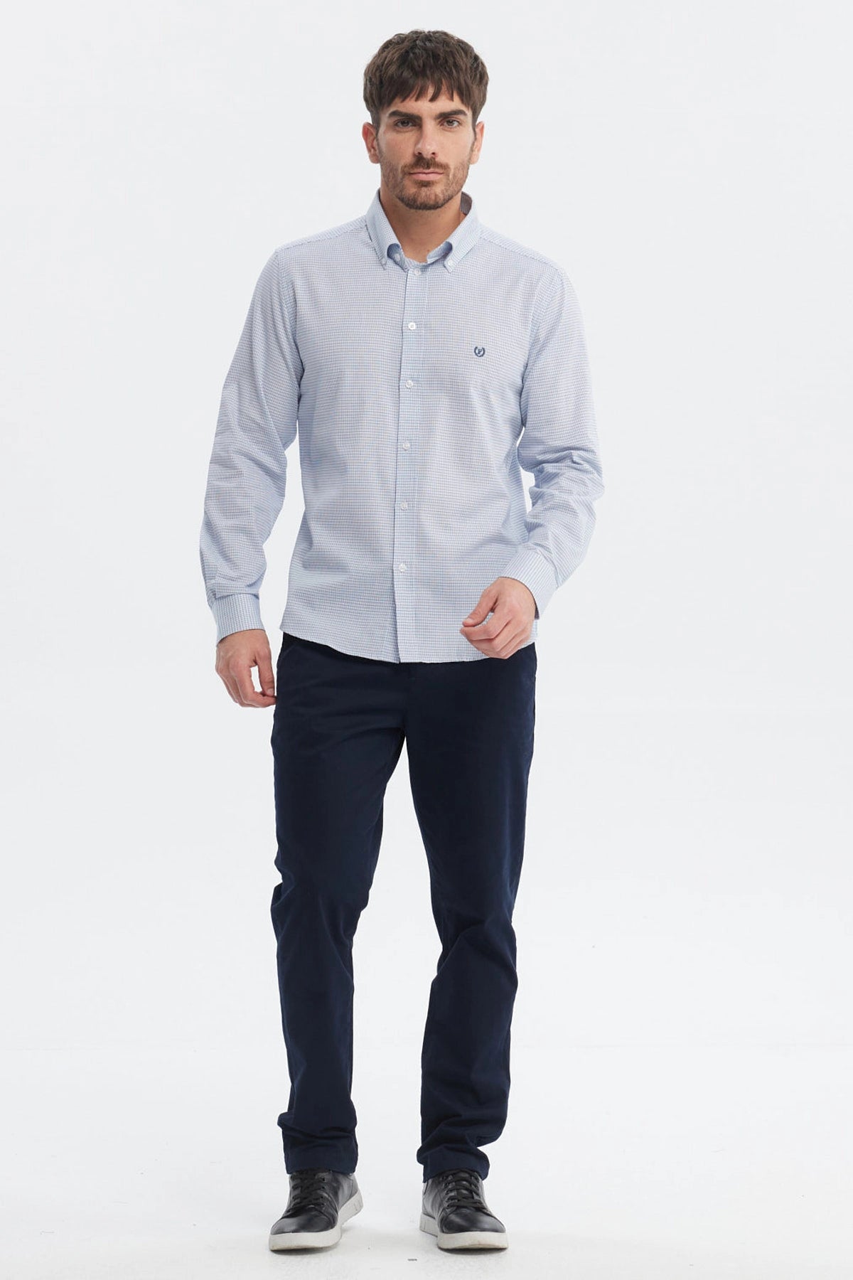 Camisa slim celeste para hombre con diseño de cuadros pequeños sin estampa visible