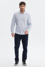 Camisa slim celeste para hombre con diseño de cuadros pequeños sin estampa visible
