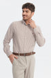 Camisa hombre slim beige con diseño de cuadros pequeños en toda la prenda sin estampa visible