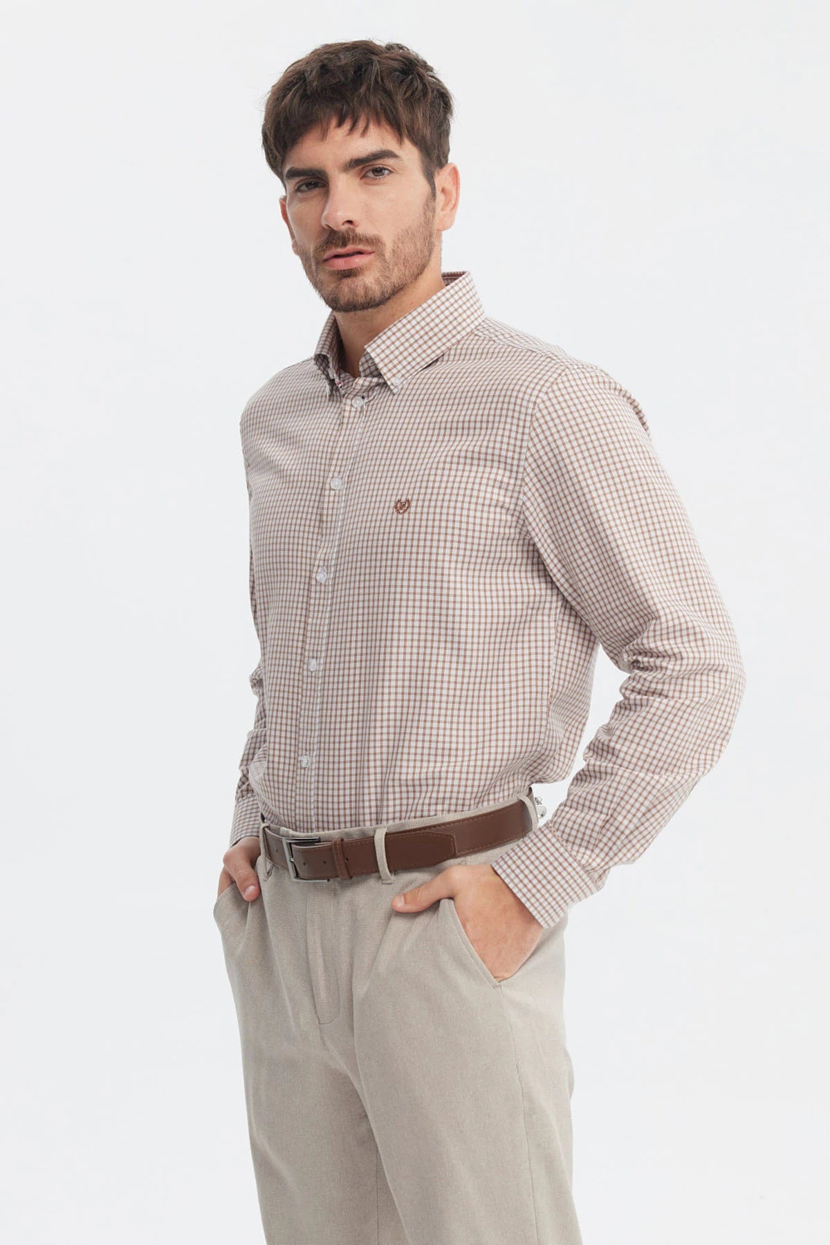 Camisa hombre slim beige con diseño de cuadros pequeños en toda la prenda sin estampa visible