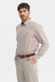 Camisa hombre slim beige con diseño de cuadros pequeños en toda la prenda sin estampa visible