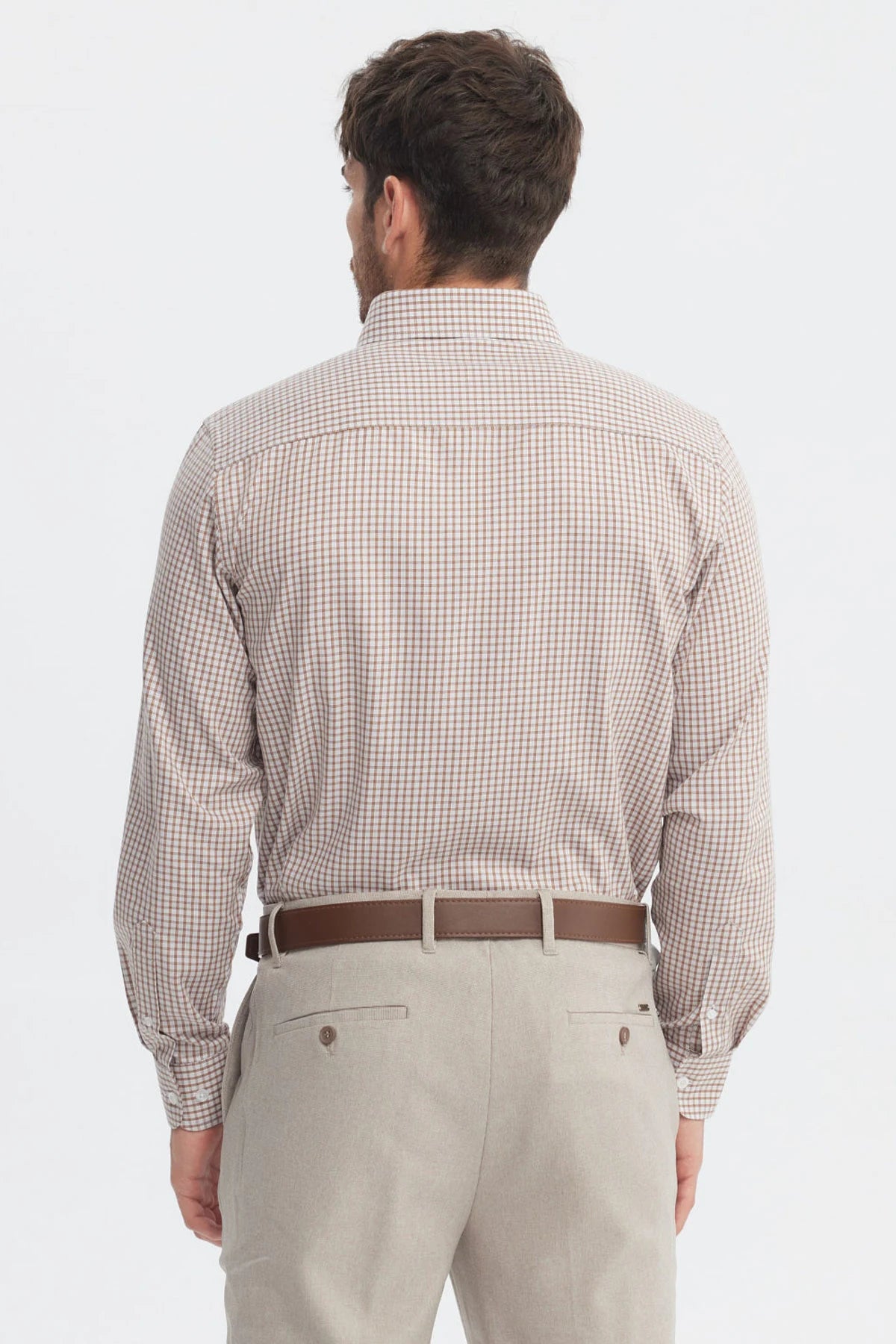 Camisa hombre slim beige con diseño de cuadros pequeños en toda la prenda sin estampa visible