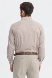 Camisa hombre slim beige con diseño de cuadros pequeños en toda la prenda sin estampa visible