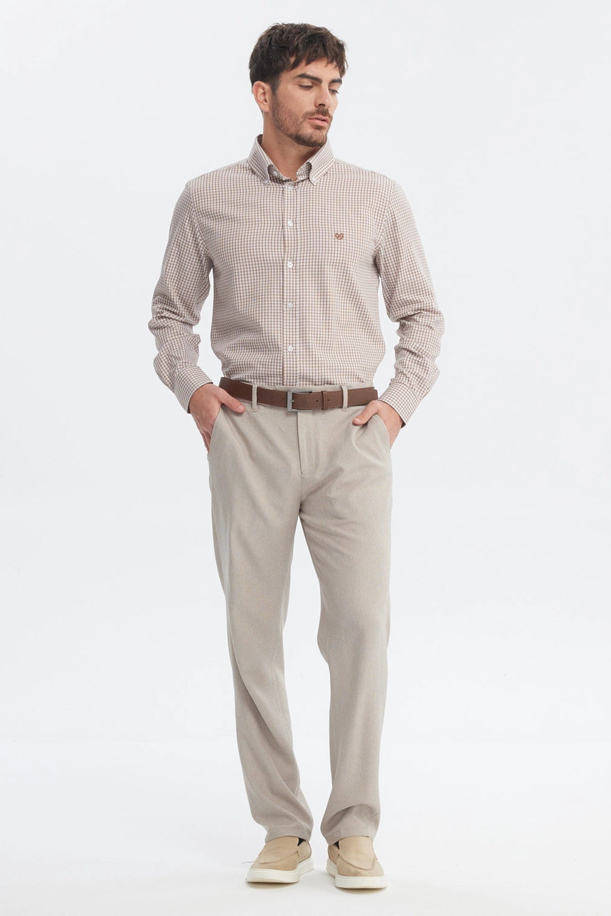 Camisa hombre slim beige con diseño de cuadros pequeños en toda la prenda sin estampa visible