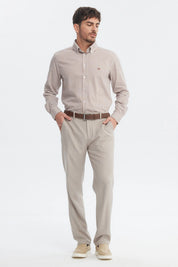 Camisa hombre slim beige con diseño de cuadros pequeños en toda la prenda sin estampa visible