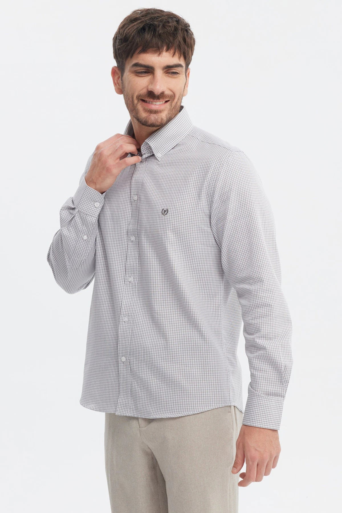 Camisa slim gris claro con patrón de cuadros pequeños diseño elegante sin estampa ideal para ocasiones formales
