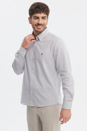 Camisa slim gris claro con patrón de cuadros pequeños diseño elegante sin estampa ideal para ocasiones formales
