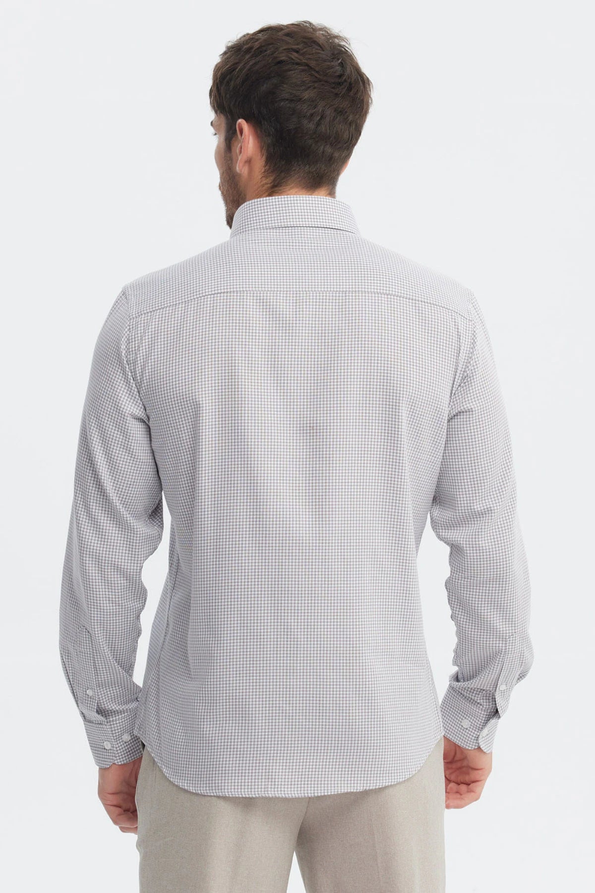 Camisa slim gris claro con patrón de cuadros pequeños diseño elegante sin estampa ideal para ocasiones formales