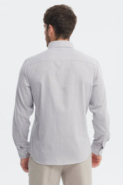 Camisa slim gris claro con patrón de cuadros pequeños diseño elegante sin estampa ideal para ocasiones formales