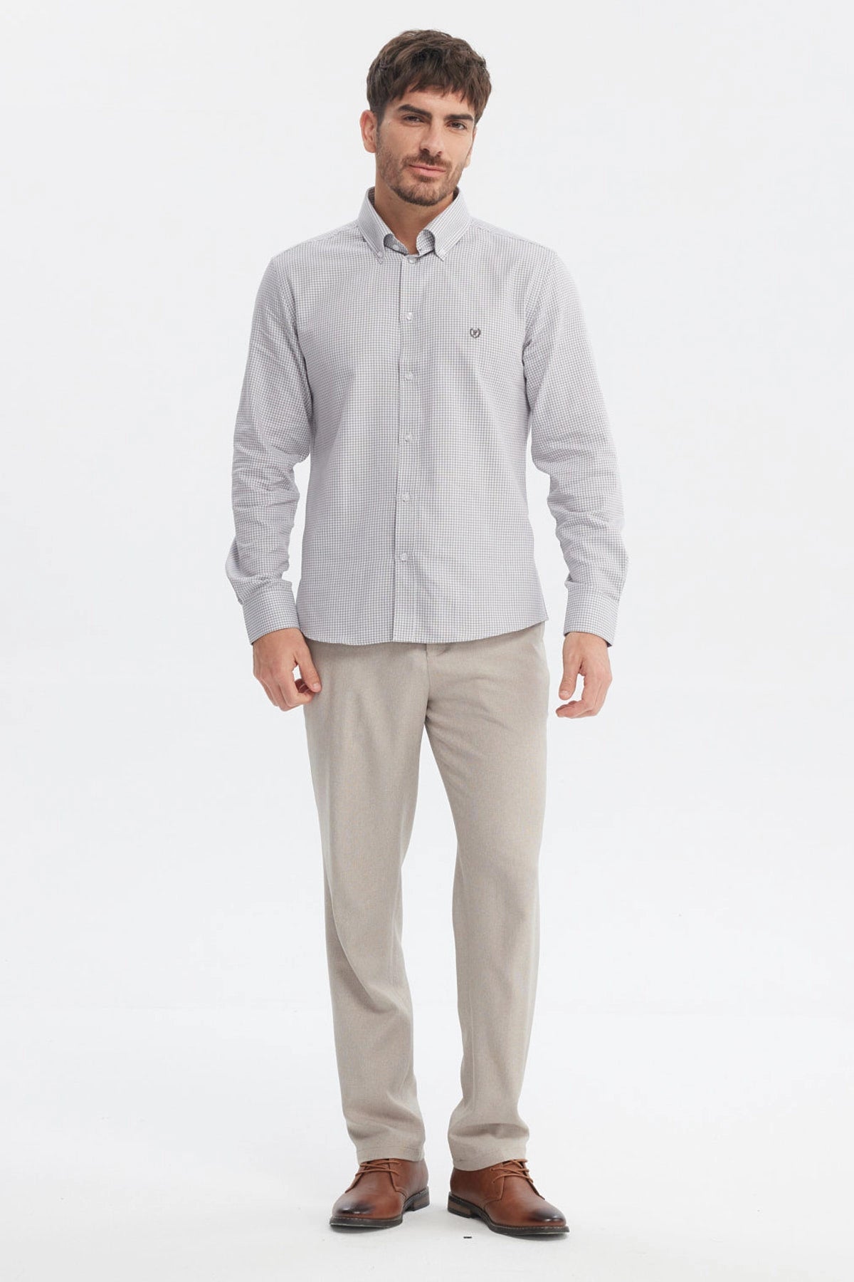 Camisa slim gris claro con patrón de cuadros pequeños diseño elegante sin estampa ideal para ocasiones formales