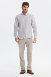 Camisa slim gris claro con patrón de cuadros pequeños diseño elegante sin estampa ideal para ocasiones formales