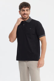 Polera slim negra de algodón con cuello camisero y mangas cortas lisa sin estampa ideal para estilo casual elegante