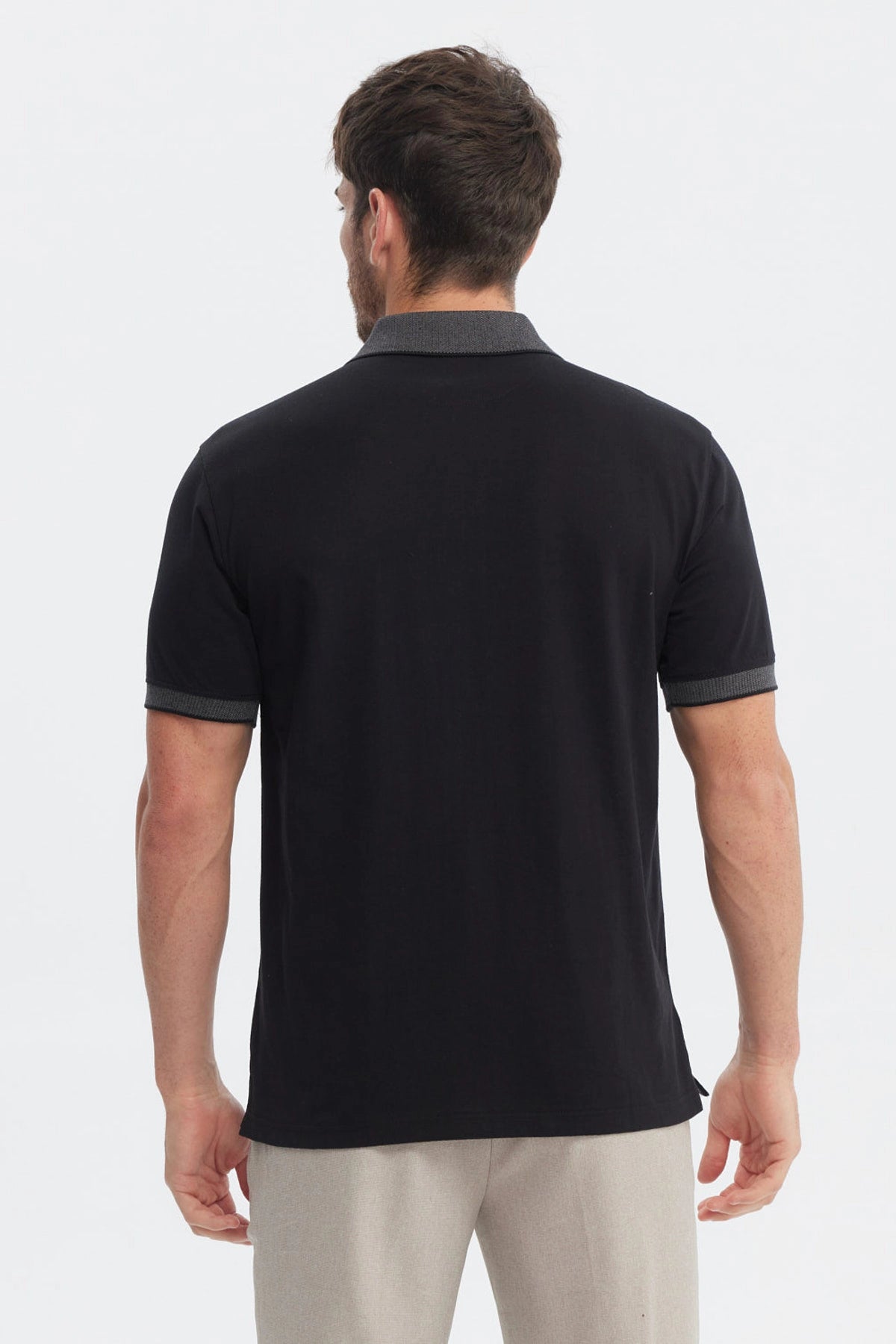 Polera slim negra de algodón con cuello camisero y mangas cortas lisa sin estampa ideal para estilo casual elegante