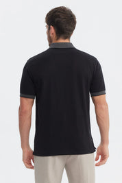 Polera slim negra de algodón con cuello camisero y mangas cortas lisa sin estampa ideal para estilo casual elegante