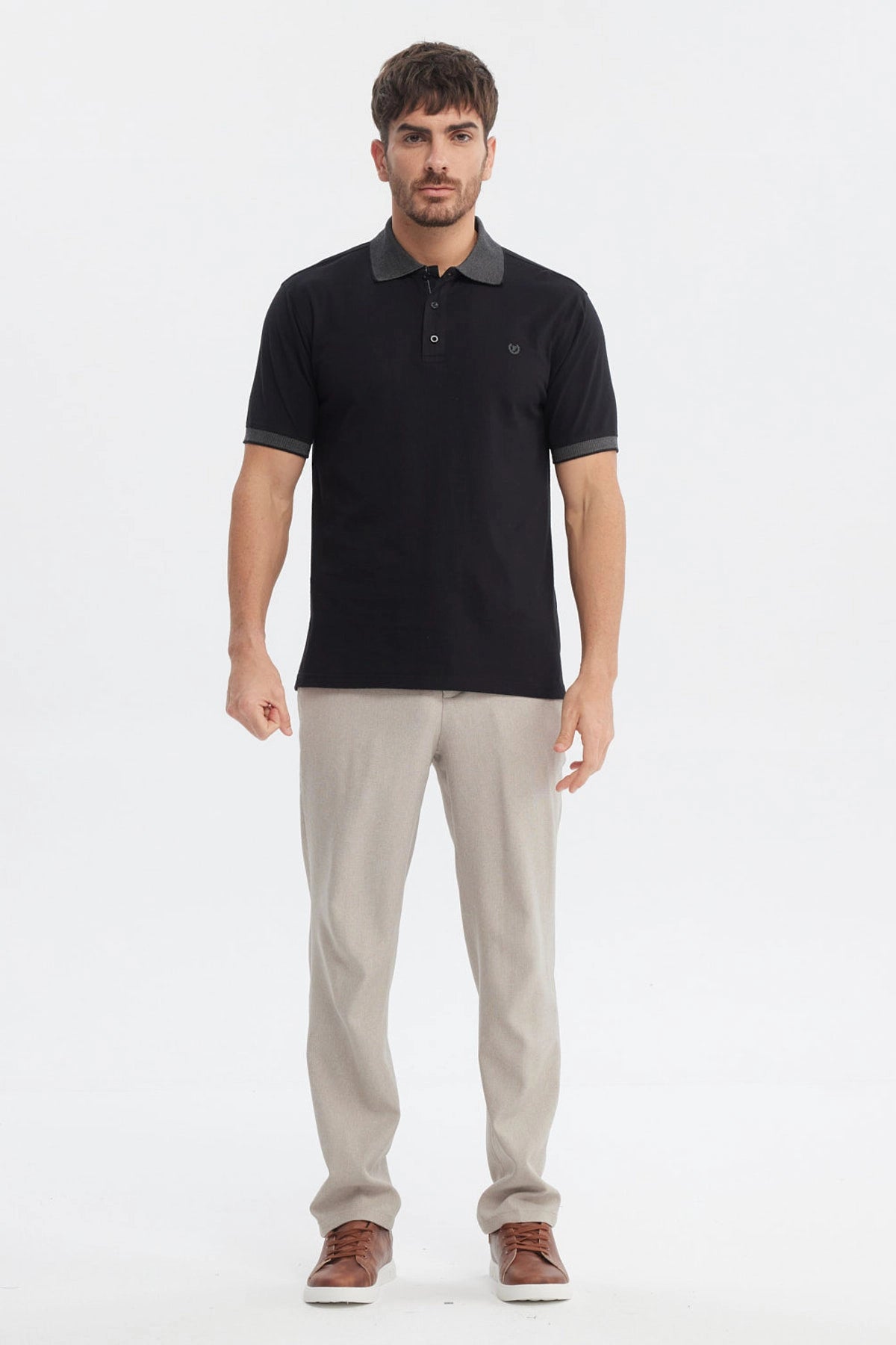 Polera slim negra de algodón con cuello camisero y mangas cortas lisa sin estampa ideal para estilo casual elegante