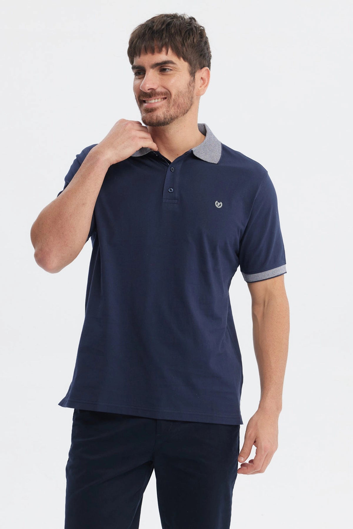 Polera slim azul marino con cuello camisero gris y logo bordado pequeño en el pecho sin estampa lisa y elegante