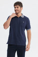 Polera slim azul marino con cuello camisero gris y logo bordado pequeño en el pecho sin estampa lisa y elegante