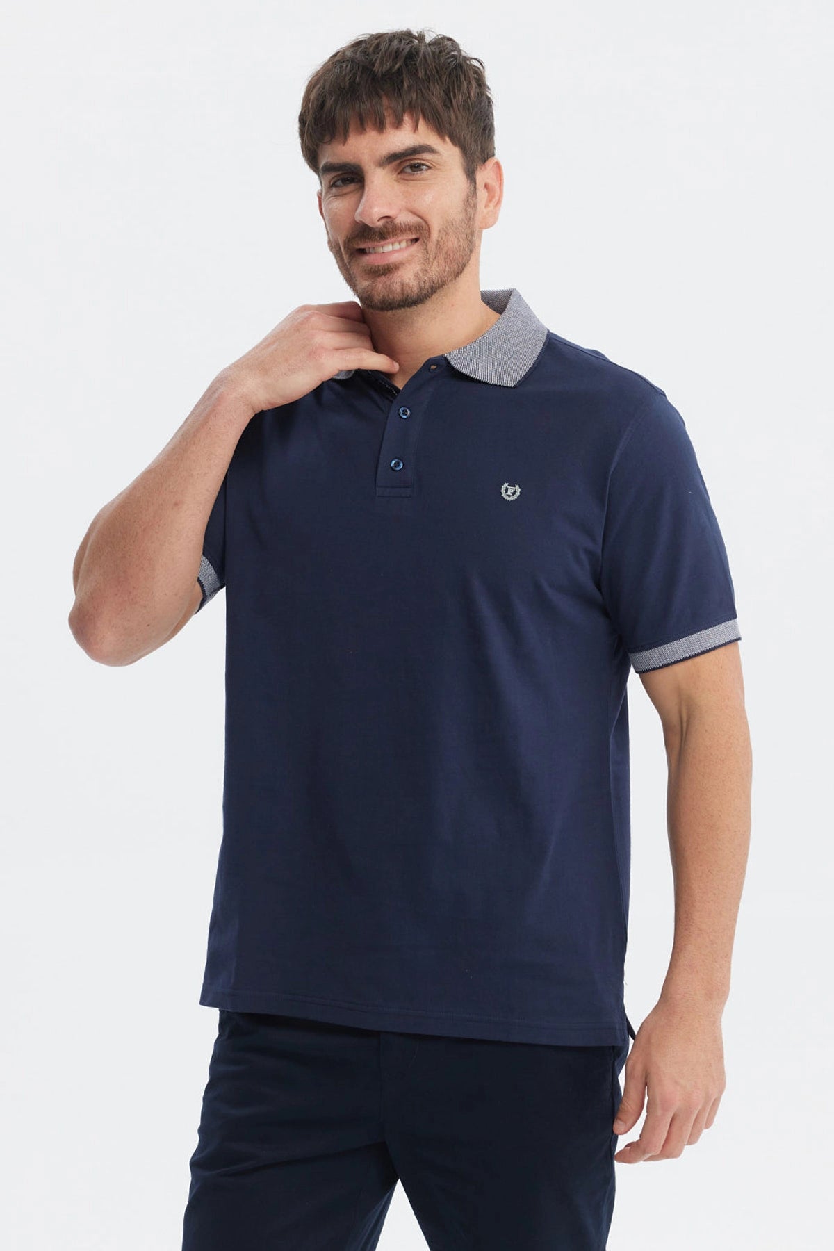 Polera slim azul marino con cuello camisero gris y logo bordado pequeño en el pecho sin estampa lisa y elegante