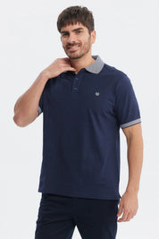 Polera slim azul marino con cuello camisero gris y logo bordado pequeño en el pecho sin estampa lisa y elegante