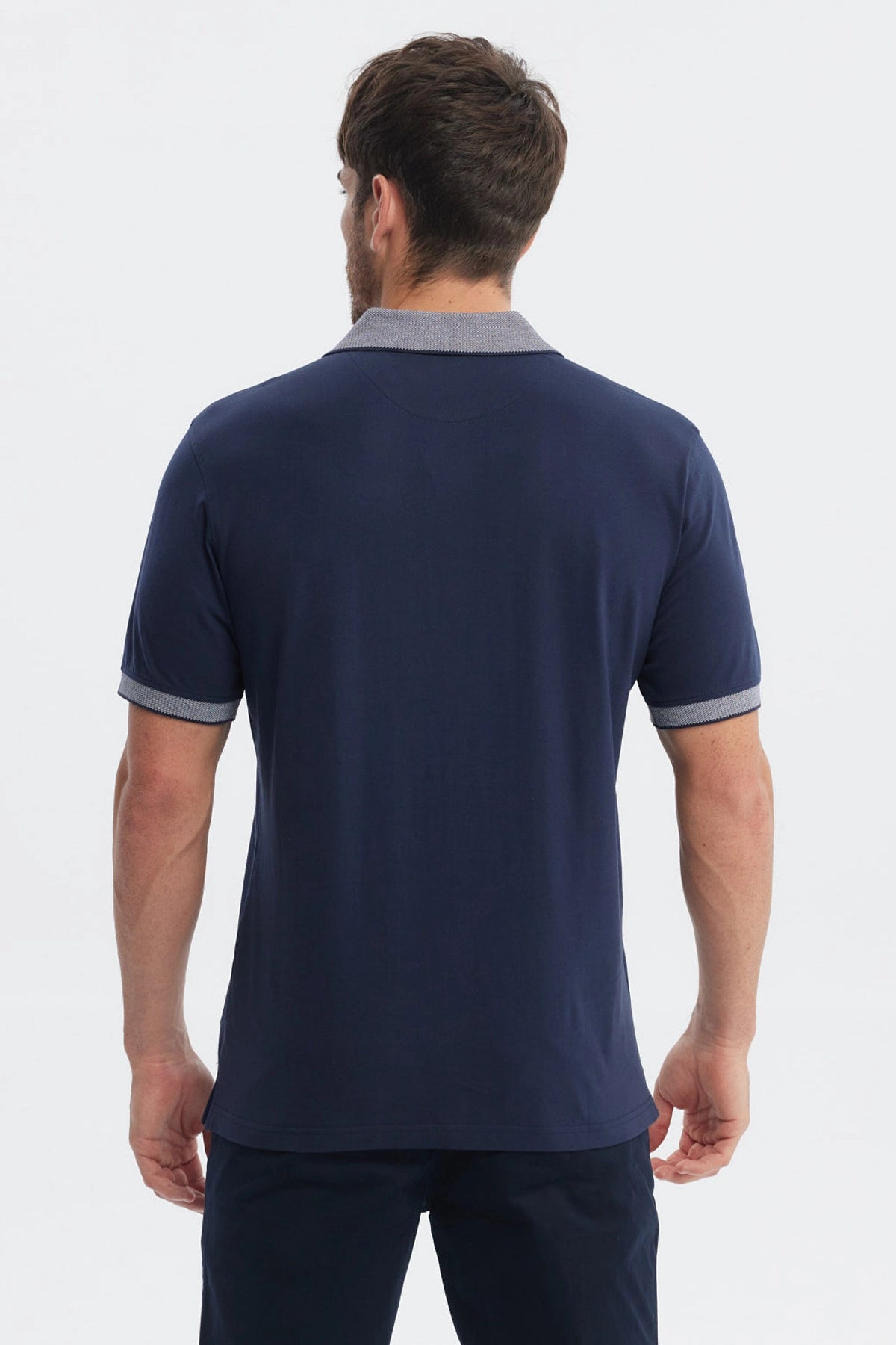 Polera slim azul marino con cuello camisero gris y logo bordado pequeño en el pecho sin estampa lisa y elegante
