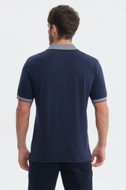 Polera slim azul marino con cuello camisero gris y logo bordado pequeño en el pecho sin estampa lisa y elegante