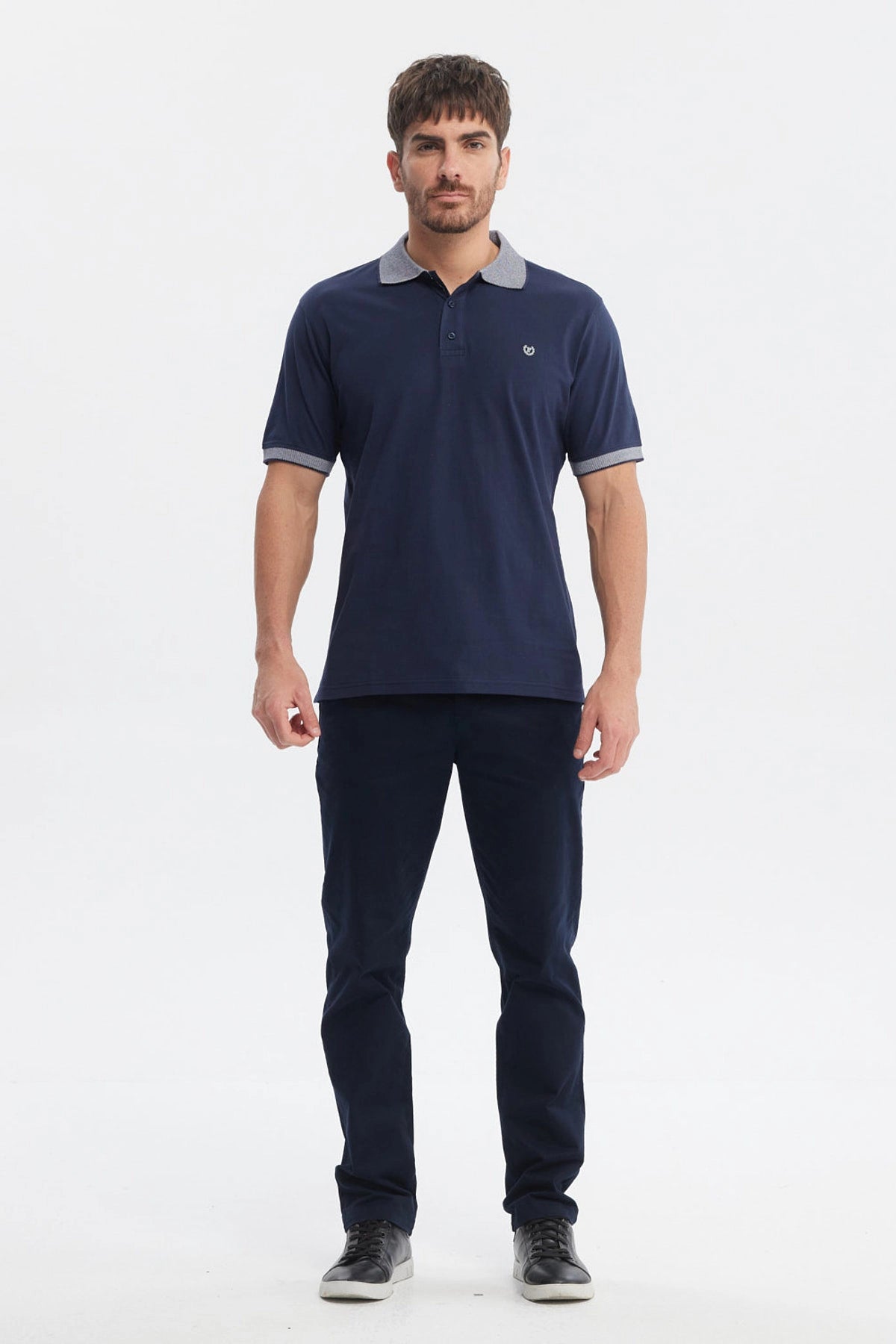 Polera slim azul marino con cuello camisero gris y logo bordado pequeño en el pecho sin estampa lisa y elegante