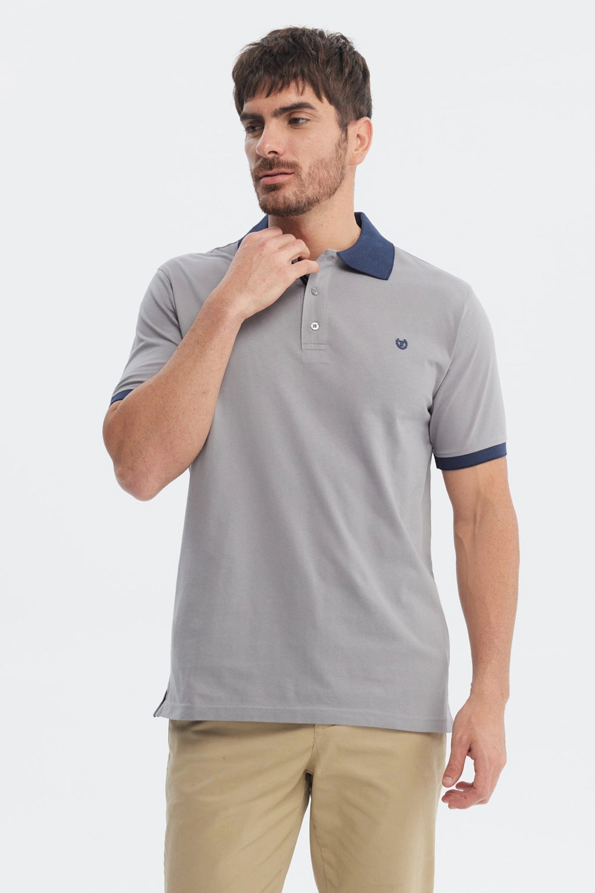 Polera hombre slim gris con cuello camisero azul marino y logo pequeño en el pecho
